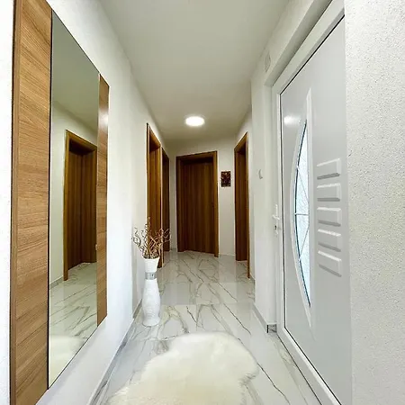 بيت للعطل Crystal Racic *