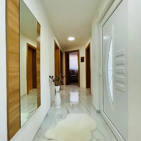 Crystal Racic Vikendica Bihac